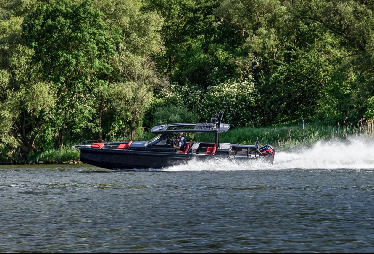 Thuyền đua Brabus Shadow 800